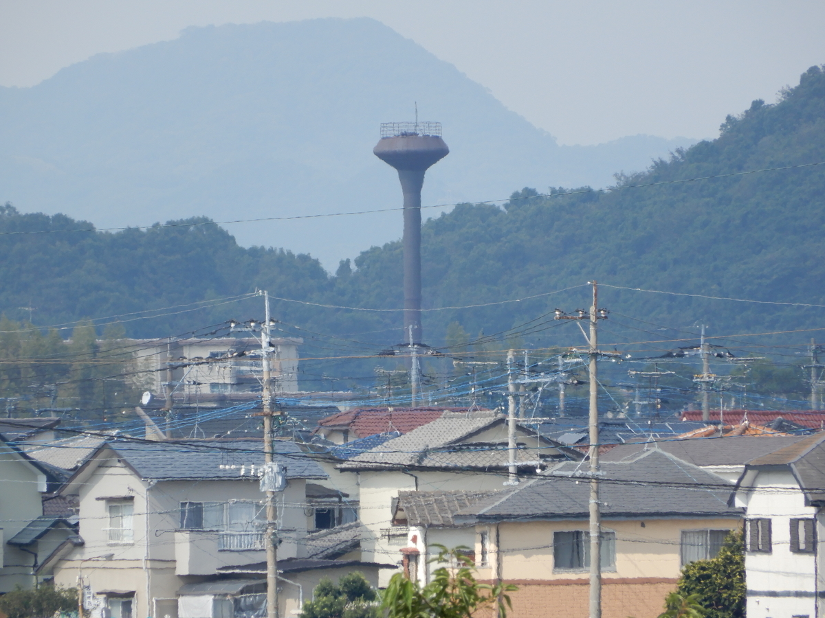 住宅街からにょきっ! 宇美町の給水塔